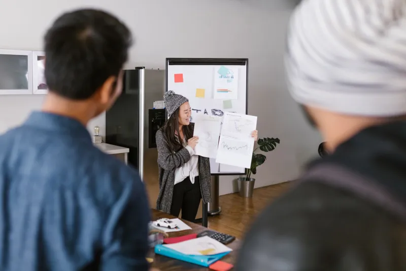 Tres minutos para decidirlo todo: La nueva anatomía del pitch creativo en México